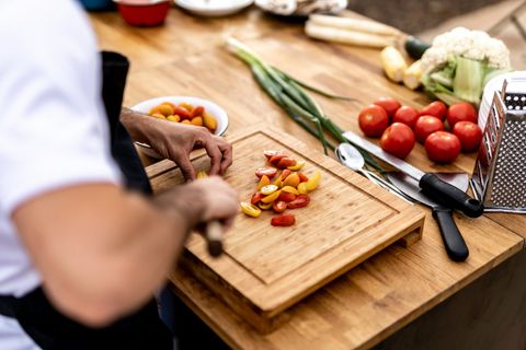 Bereiding van eten in de kombuis van de Zeilkeuken