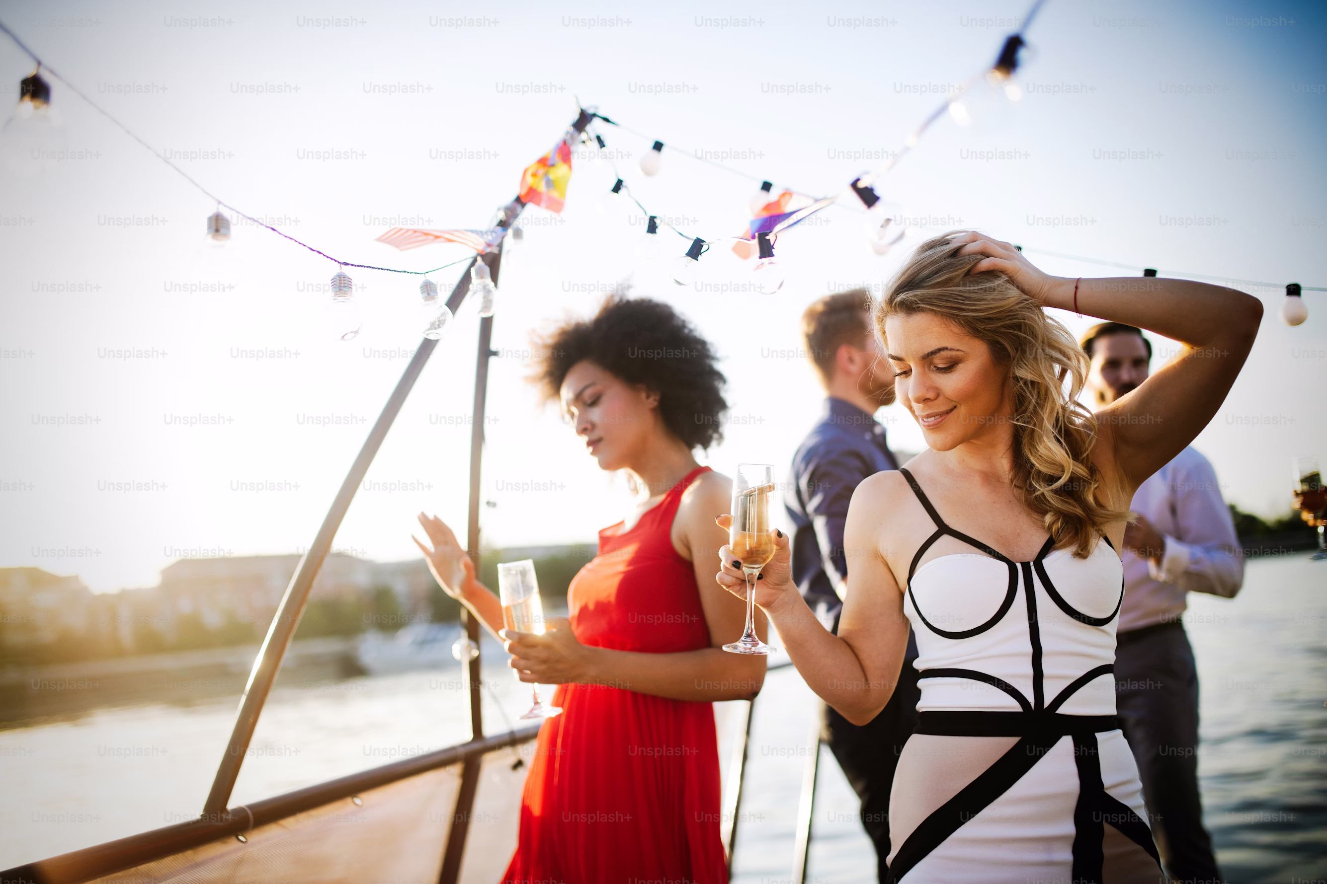 Gasten aan boord tijdens een zeiltocht